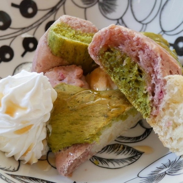 『クリスマスカラーのパン#今日のおやつはこれ』