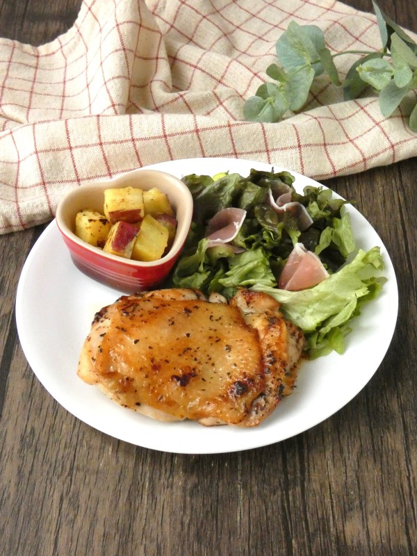 『パパっと作れてパーティーにぴったり！「チキンの香草焼き」』