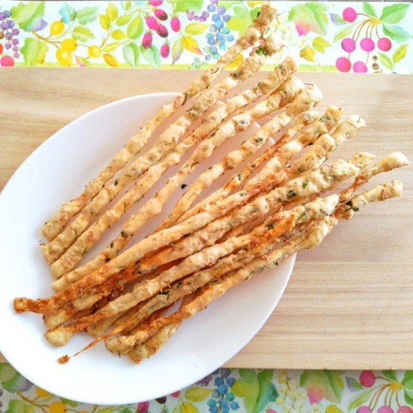 パーティにもぴったり！ 豆苗と花えびのグリッシーニ