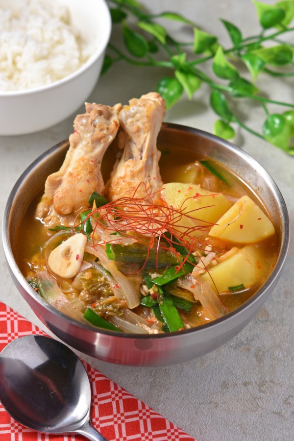 手羽元とじゃがいものキムチスープ レシピ｜旨辛で満足！食べるスープ - すずめの食卓３６５日