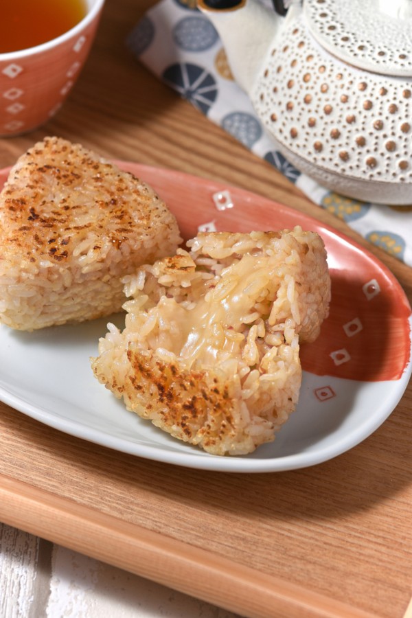 焼きおにぎり│冷めてもやわらか！プラントベースチーズ入り - すずめの食卓３６５日