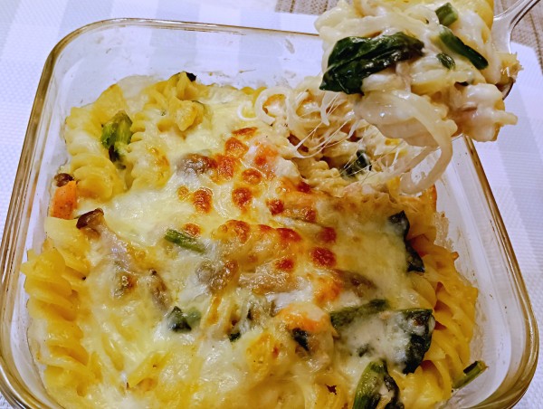 ショートパスタで簡単に！鮭とほうれん草のパスタグラタン♡