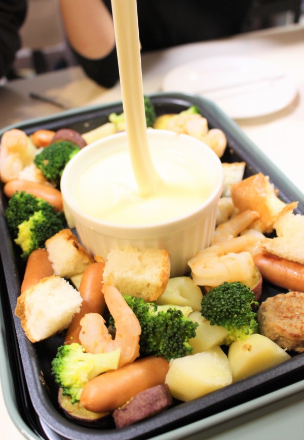 『ホットプレート♪いつまでもあつあつとろとろチーズフォンデュ』