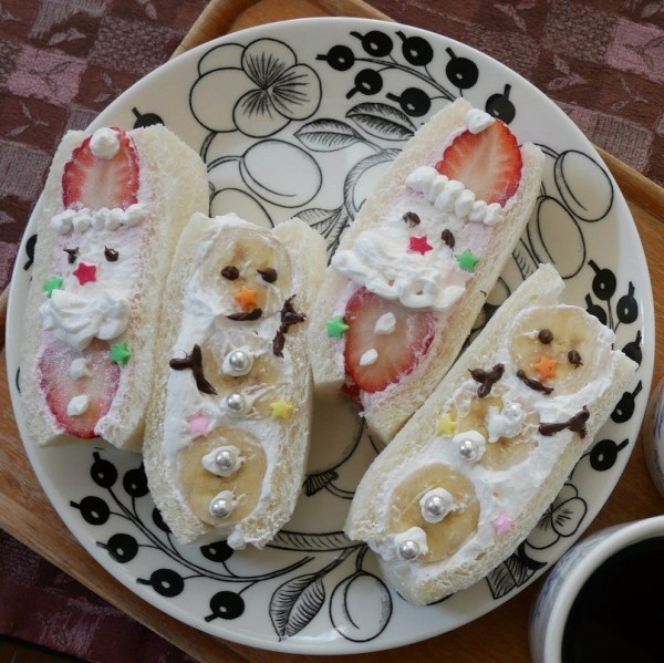 『サンタとスノーマンのフルーツサンド#今日のおやつはこれ』