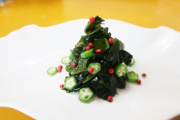 超簡単クリスマスツリー風ワカメとオクラの酢の物～
