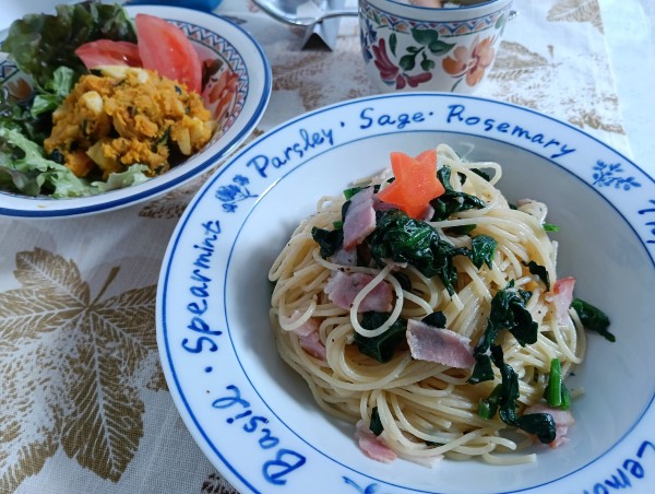 いつものパスタをクリスマスバージョンに！ほうれん草とベーコンパスタ♡