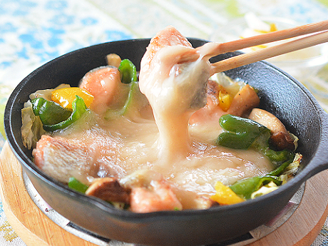 とろ～りチーズで楽しむ 鮭と彩り野菜炒め♪