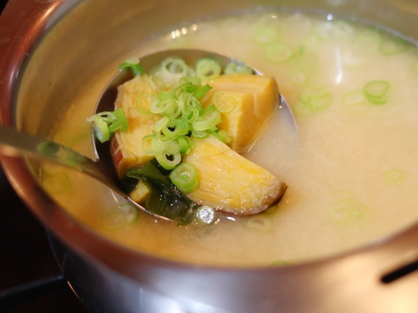 牛乳で減塩＆コク深！さつまいもとわかめの「ミルクみそ汁」でほっこり冬ごはん