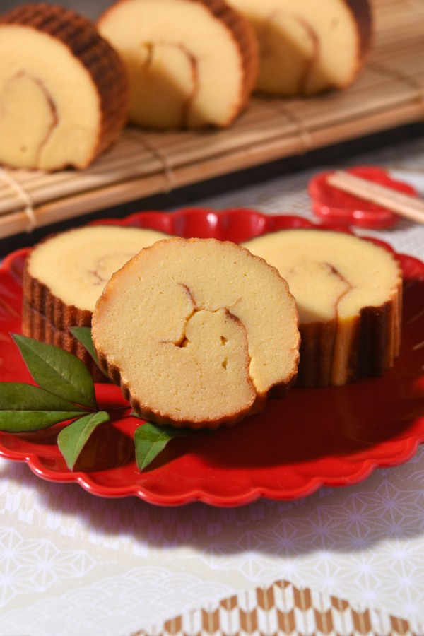 【ミニ伊達巻き レシピ】玉子焼き器で簡単｜少量で作れる＆冷凍OKのおせち - すずめの食卓３６５日