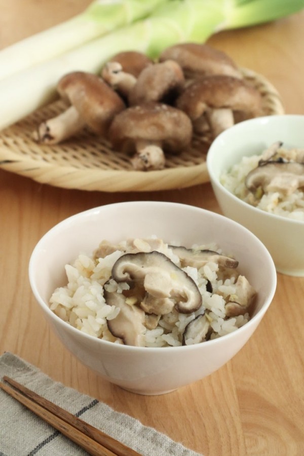 『生姜とごま油でコク旨◎鶏もも肉と椎茸の炊き込みごはん』