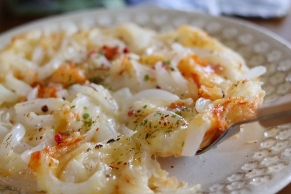 【玉ねぎの大量消費に】簡単なのに本格的！おもてなしにもぴったりのオニオンチーズパイ