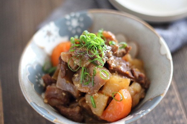 【圧力鍋で時短】とろける牛すじこんにゃく煮込みの簡単レシピ【初心者向け】