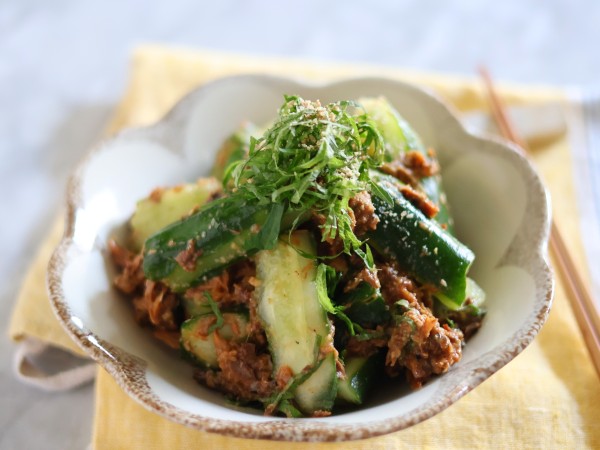 サバの味噌煮缶レシピ【きゅうりと大葉のさっぱり和え】｜5分で完成＆栄養満点