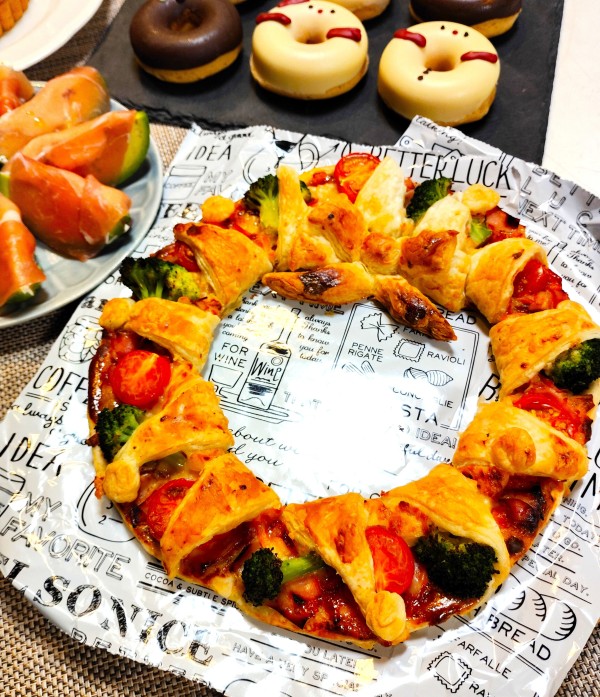 『焼きあがると感動～！！クリスマスリースパイ!(^^)!』