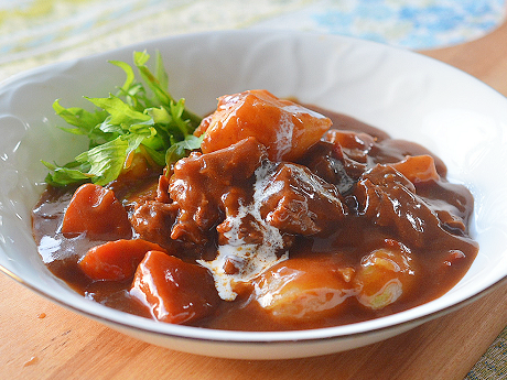 ビールで煮込んだ牛すじのシチュー 隠し味はトリュフ風味ドレッシング