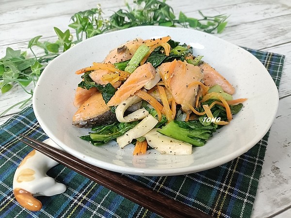 ご飯が進む♪塩鮭とターサイの中華炒め
