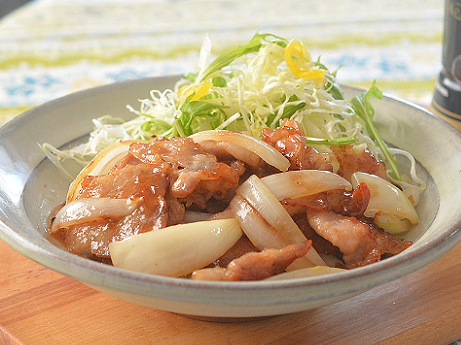 豚バラ肉と玉ねぎのトリュフ風味ドレッシング炒め♪