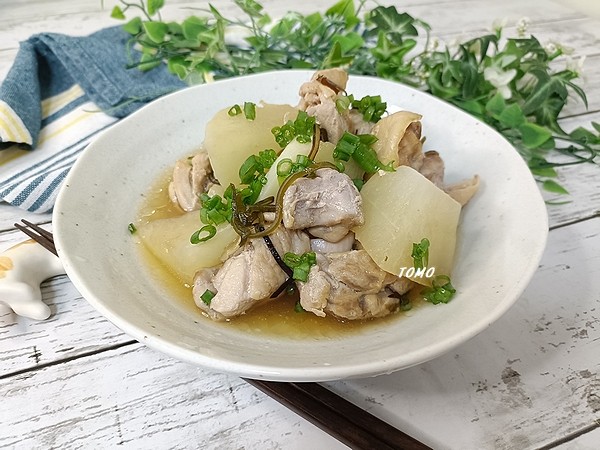 煮込むだけ♪大根と鶏もも肉の塩昆布煮込み