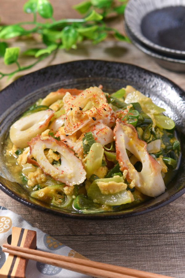 【長ねぎとちくわの卵とじ レシピ】簡単10分！旨味たっぷり冬の副菜 - すずめの食卓３６５日