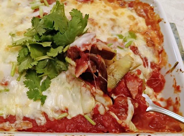 トマト缶でトマトソースを作る♪ナスとベーコンのピザ♡