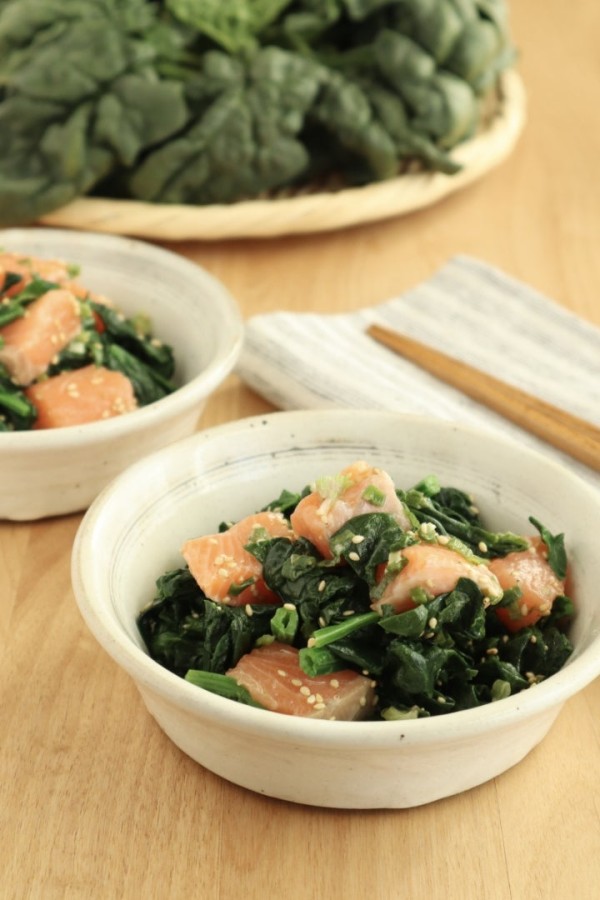 『【#ヘルシーレシピ】ちぢみほうれん草の甘み引き立つねぎ塩サーモン和え』