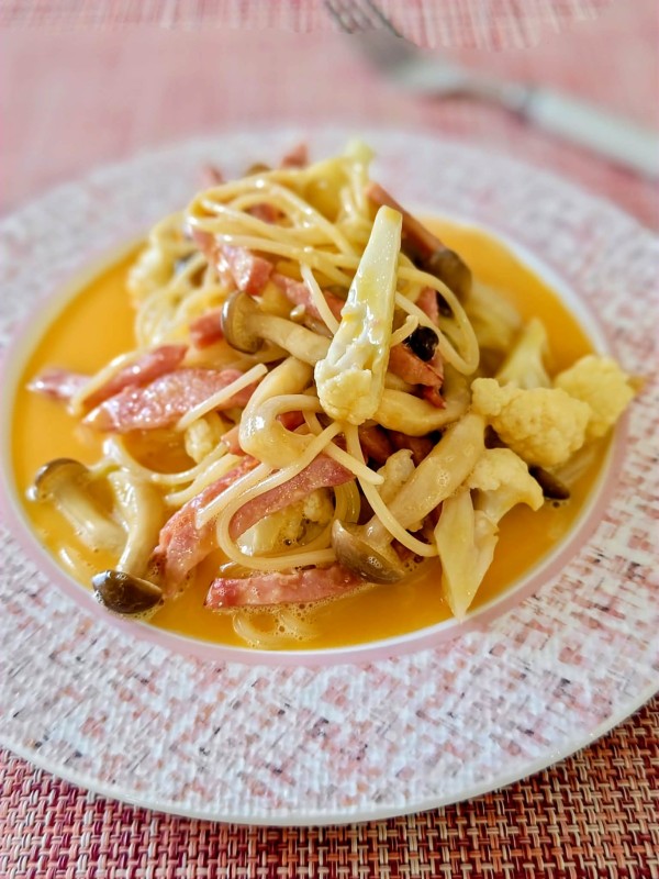 『【カリフラワーとシメジのカルボナーラ】シャバシャバで正解♡野菜入りでボリュームアップ！』