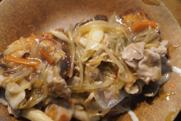 肉野菜たっぷり中華あんかけで食べる、揚げ餅