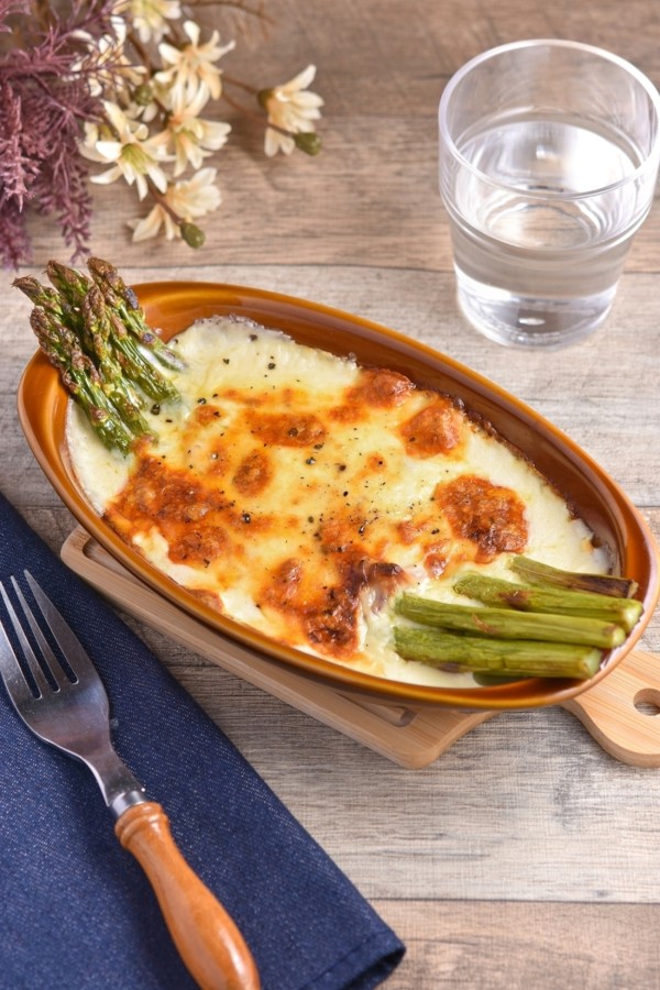 丸ごとアスパラの簡単チーズグラタン｜ぐんまクッキングアンバサダーvol.43 - すずめの食卓３６５日