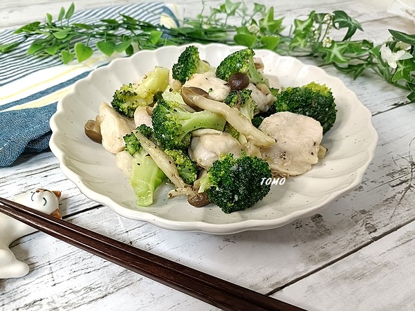 下茹でなし♪ブロッコリーとぶなしめじと鶏むね肉のコンソメ炒め