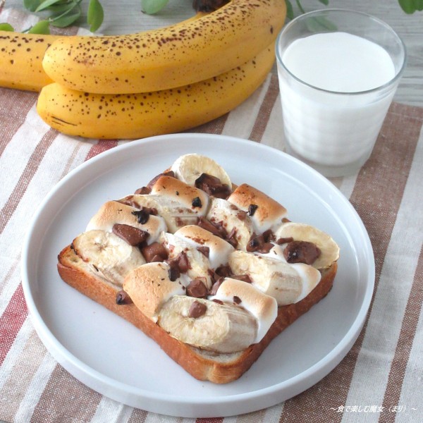 食パンがスイーツに変身。のせて焼くだけ♪「スモア仕立てのチョコバナナマシュマロトースト」