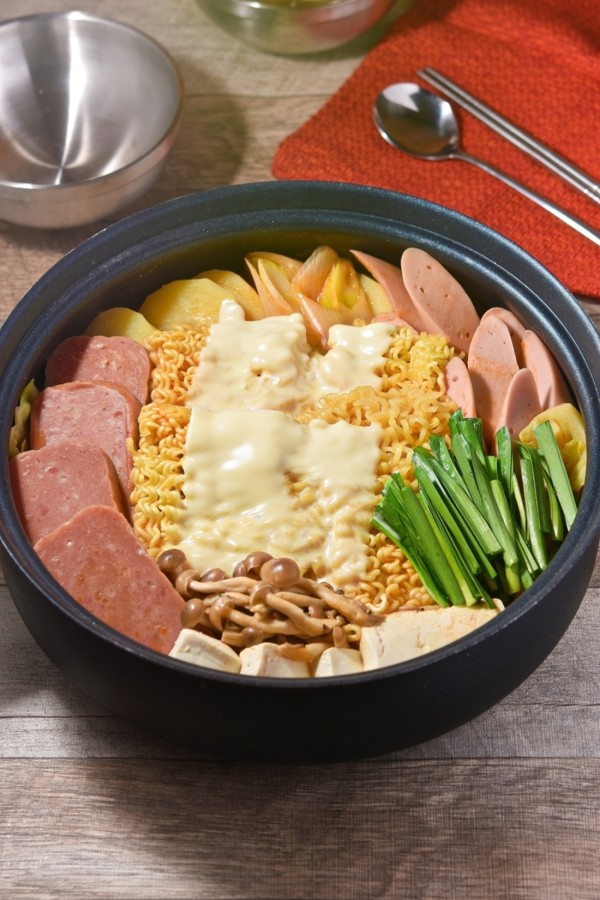 ローリングストック活用！具だくさんプデチゲ鍋｜簡単煮るだけ25分旨辛レシピ   - すずめの食卓３６５日