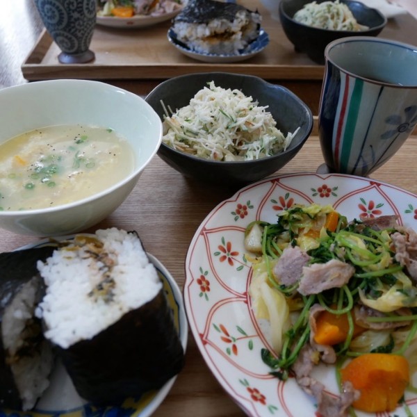 『刺し身のツマサラダとローソン盛りすぎチャレンジおにぎり#今日のおうちごはん』