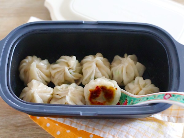 レンジで6分！3COINS調理器で作る「肉汁あふれる丸餃子」