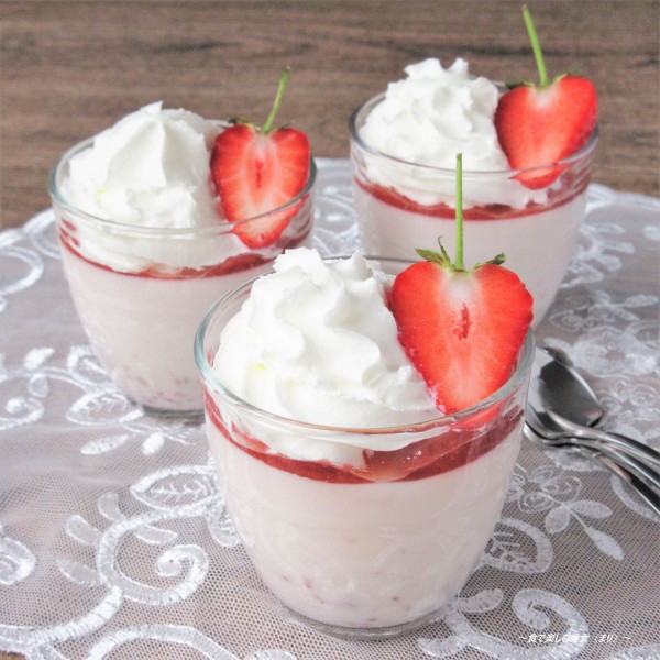 淡いピンクのミルクプリン♪手軽にジャムでカフェ風スイーツ『いちごミルクぷりん』