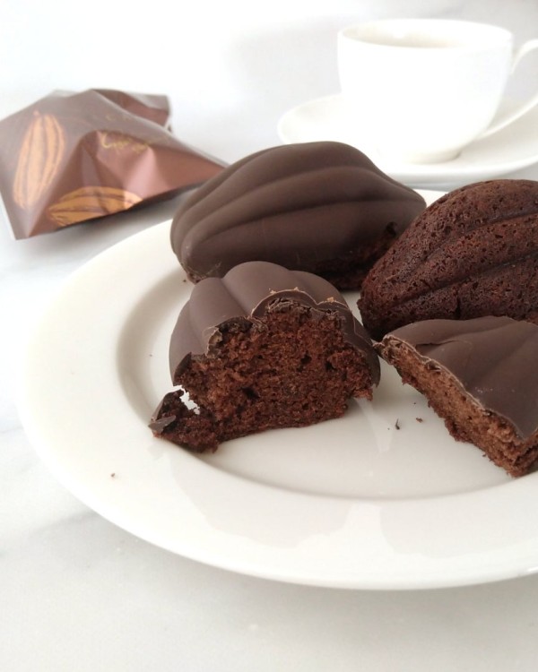 『カカオ形のチョココーティングケーキ』