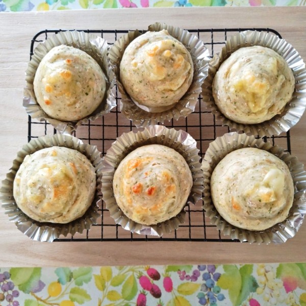 パセリ香る　ピザチーズのうずまきパン