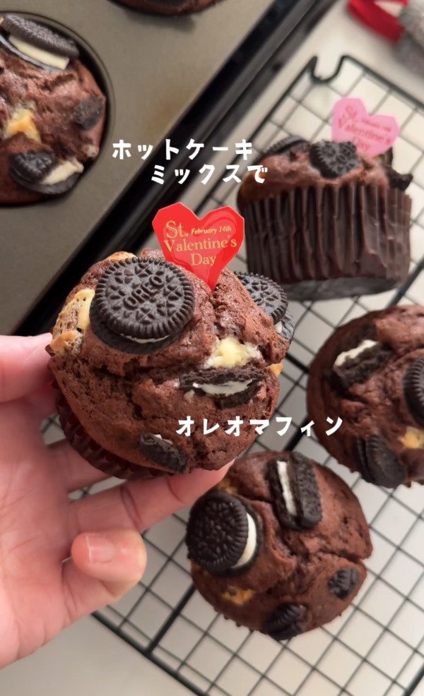 「ホットケーキミックスで作るオレオマフィン」ザクザクオレオとチョコマフィン♡オレオマフィンのレシピだよ!