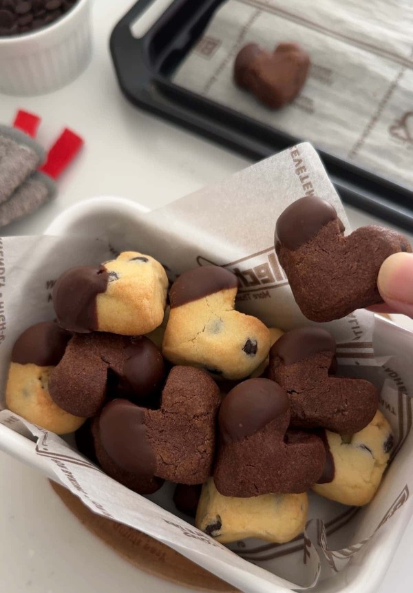 「ハートのチョコチップクッキー」ぷっくりかわいいハートのクッキー♡バレンタインにぴったりなチョコクッキーのレシピだよ!