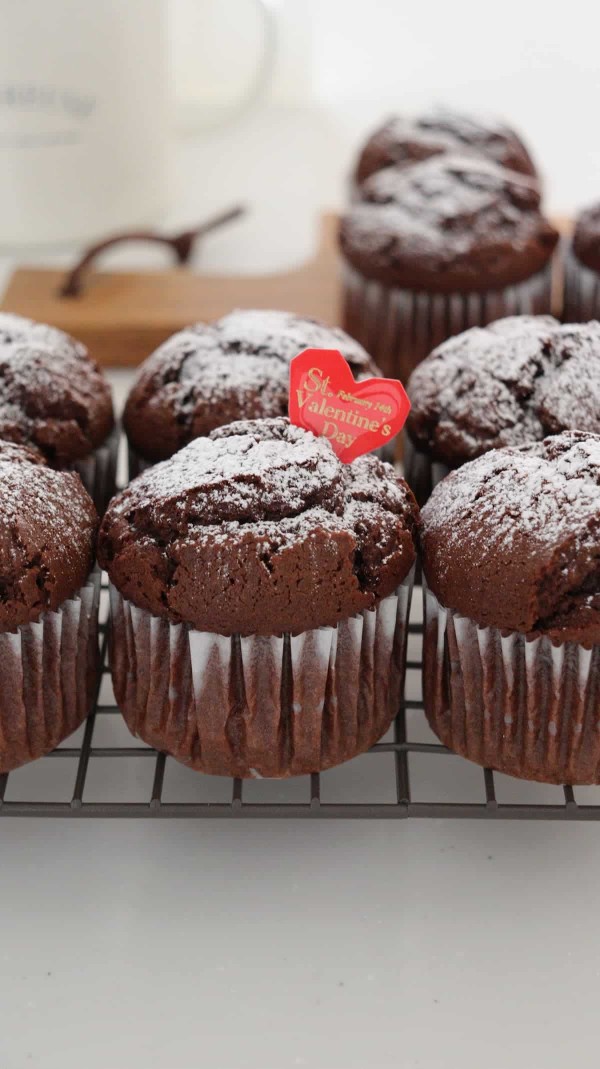 「濃厚ガトーショコラマフィン」ホットケーキミックスと板チョコで作るリッチなマフィンレシピだよ！