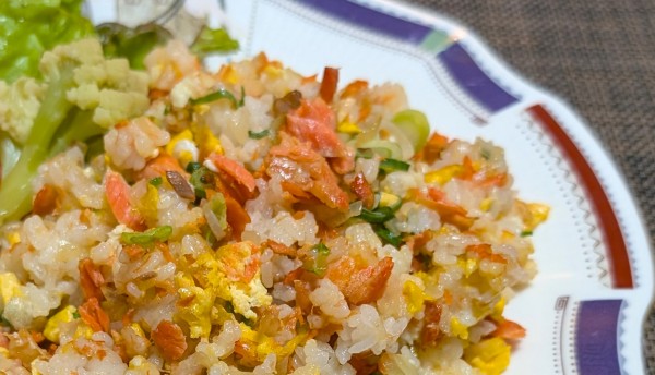 紅鮭×サーモンのWプレート☆ふんわり紅鮭炒飯♪☆♪☆♪