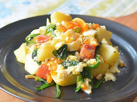 じゃがいもとベーコンの香味オイル炒めの半熟塩たまご和え