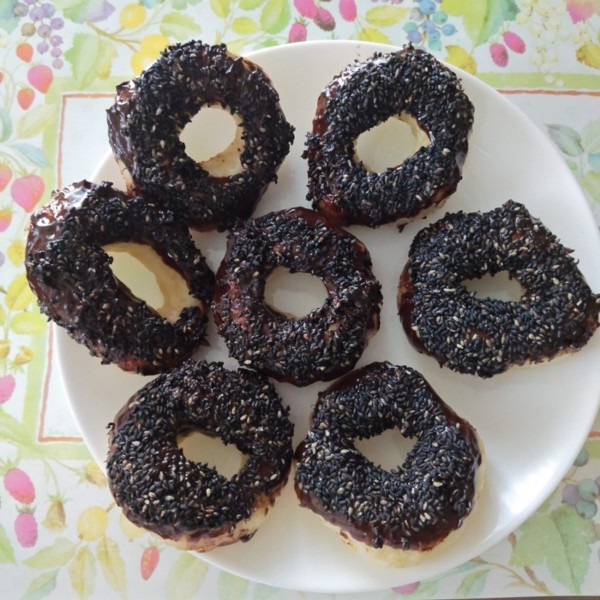 思い出のパンを作る⑤　蒸して作るリングドーナツ（黒ごまチョコアレンジ） - ちっぽけなパン