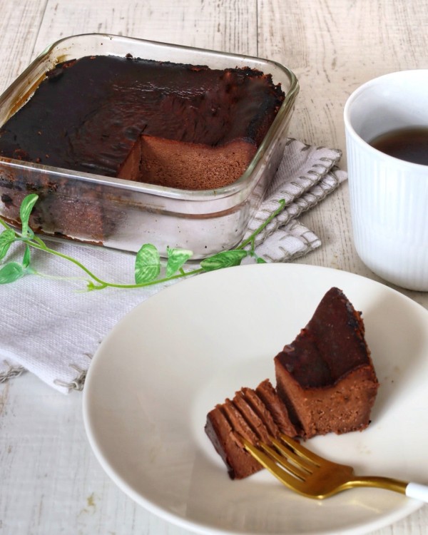 『耐熱ガラス保存容器で作るチョコレート・バスクチーズケーキ（型不要・簡単）』