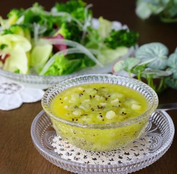 国産キウイは今が旬 ! 酸味さわやか ♪ キウイドレッシング (レシピ)