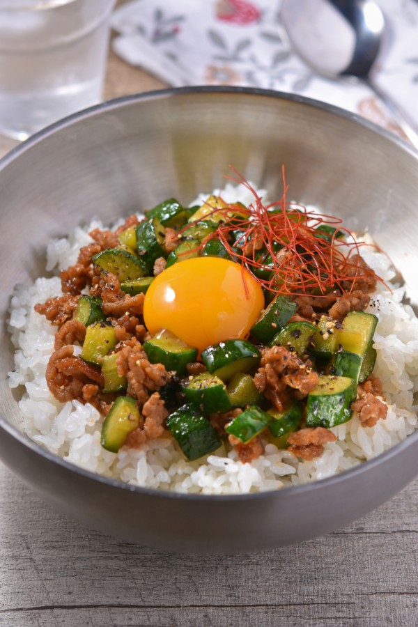 【韓国風きゅうりそぼろ丼】10分で完成！ご飯がすすむやみつき甘辛コチュジャン味｜ぐんまクッキングアンバサダーvol.48 - すずめの食卓３６５日