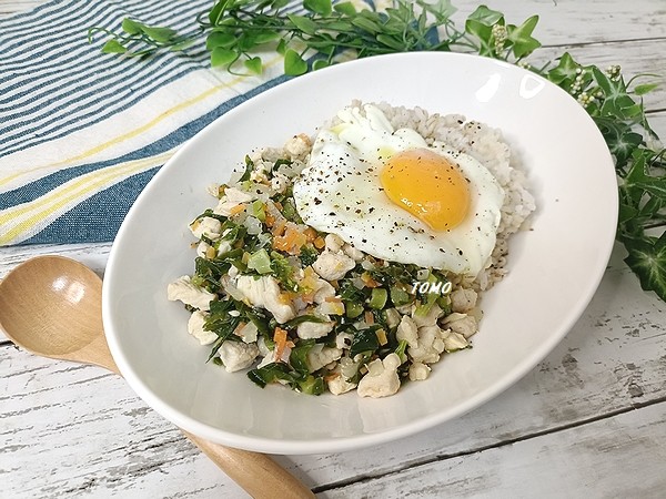 節約料理♪大根と大根の葉のガパオライス風