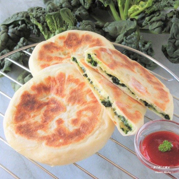 発酵なしで短時間で完成♪フライパンで簡単『ちぢみほうれん草チーズナン』