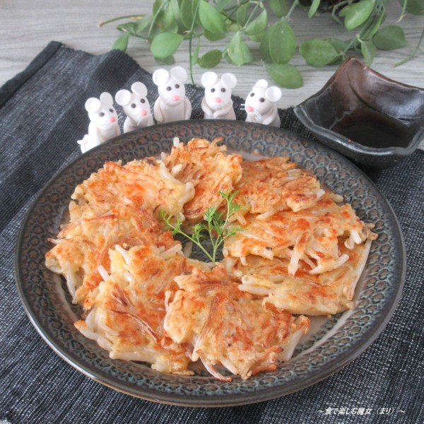 もやし1袋と卵1個で経済的♪シャキシャキ食感にハマる。カルシウムも摂れる『チーズもやしチヂミ』