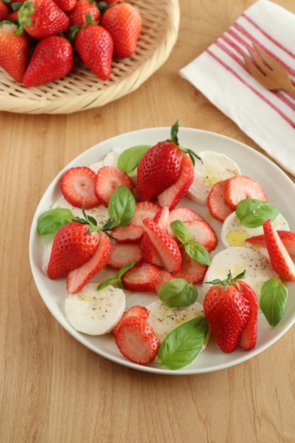 『いちごとモッツァレラチーズのカプレーゼ♡』