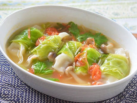 餃子をキャベツでクルリと巻いて野菜たっぷりスープ♪